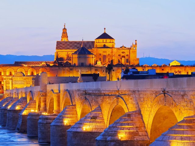 Nhà thờ-Thánh đường Hồi giáo Córdoba (hay Mezquita de Córdoba) gây ấn tượng với du khách với lối kiến trúc hoành tráng.